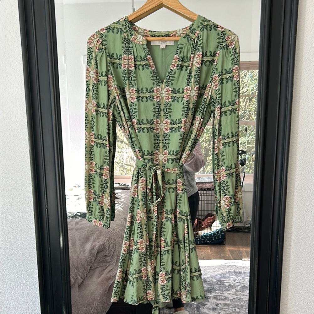 Green Midi Dress with Long Bishop Sleeves and V-Neck for Casual Occasions